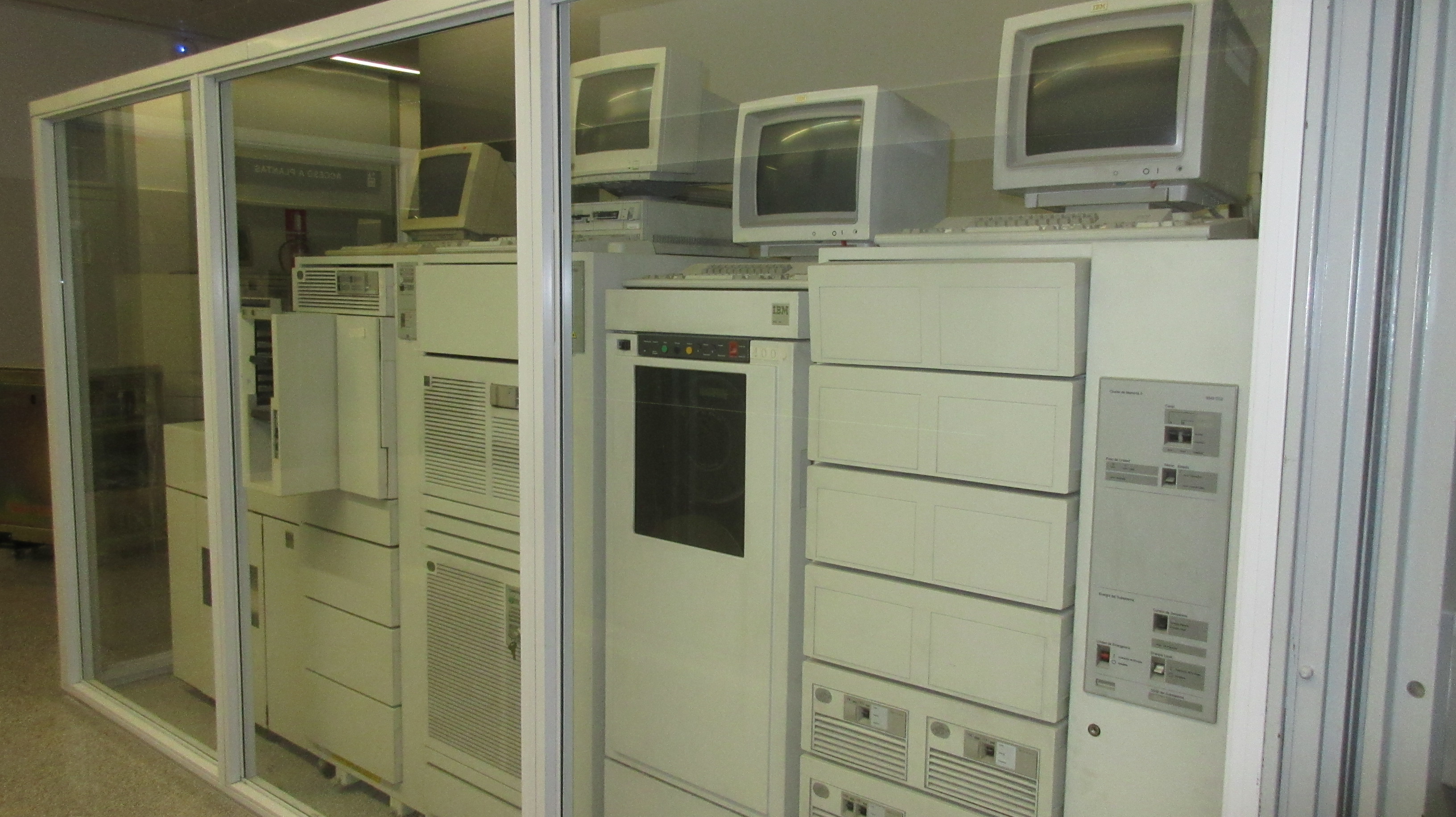 <I>Mainframe</I> IBM ES/9000