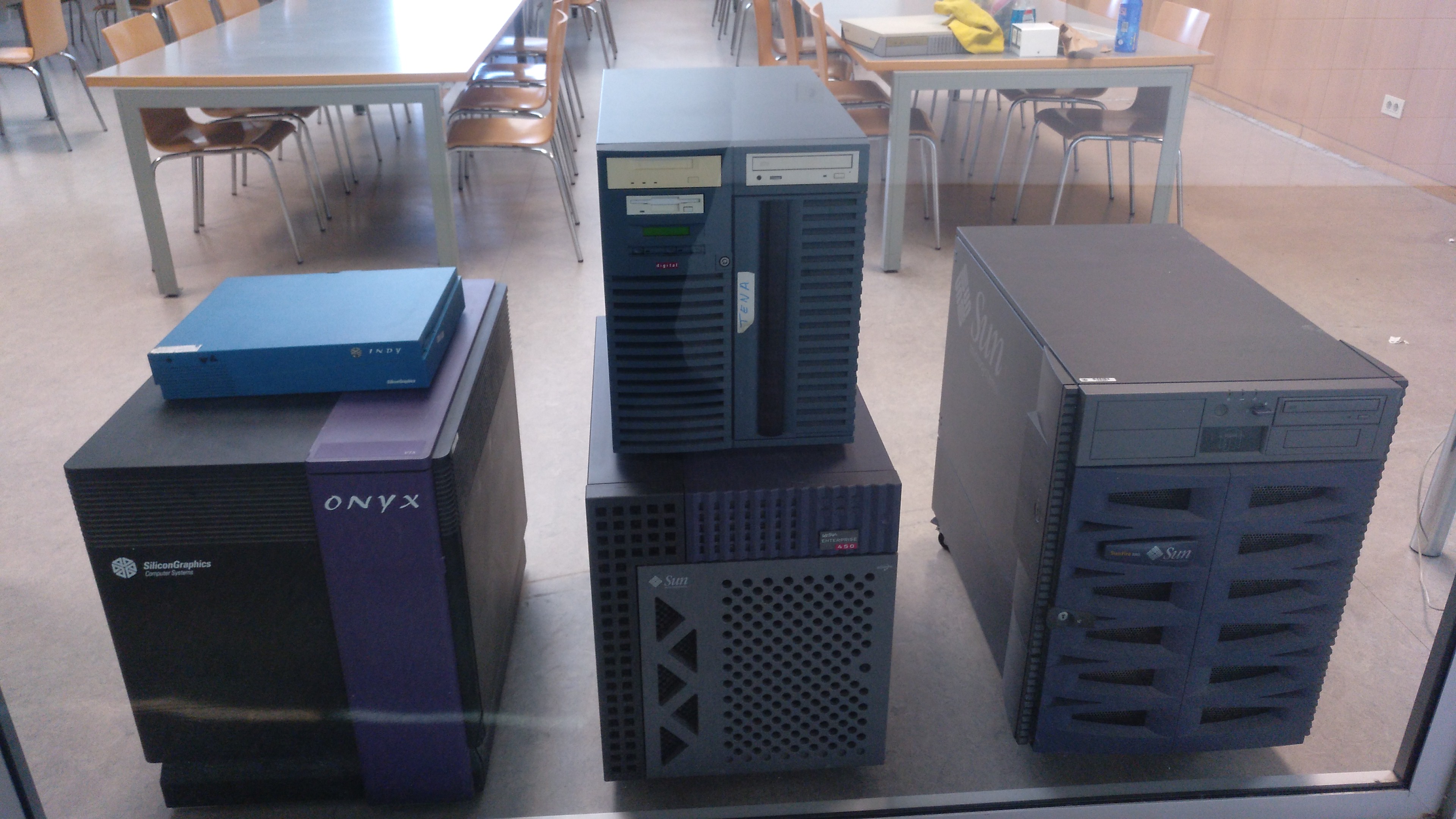 Estaciones de trabajo Silicon Graphics Indy y Onix, y varios servidores Sun